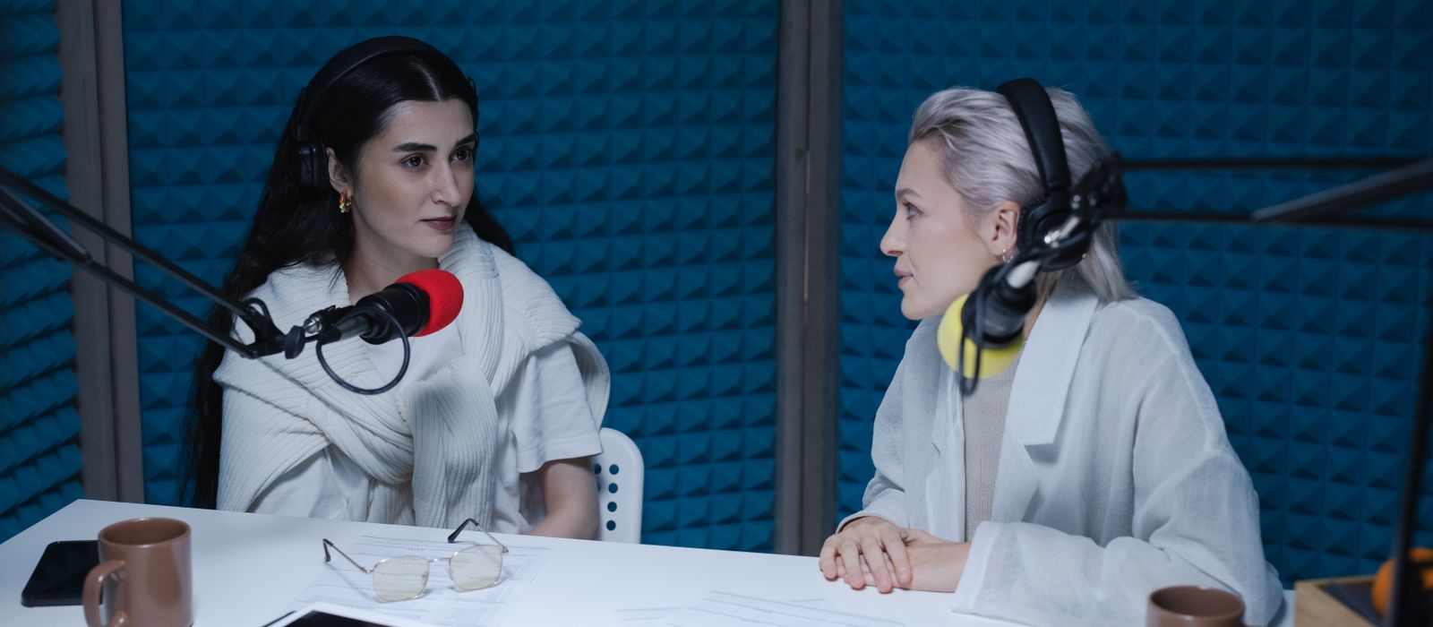 Podcastfelvétel hangszigetelt stúdióban (illusztráció)