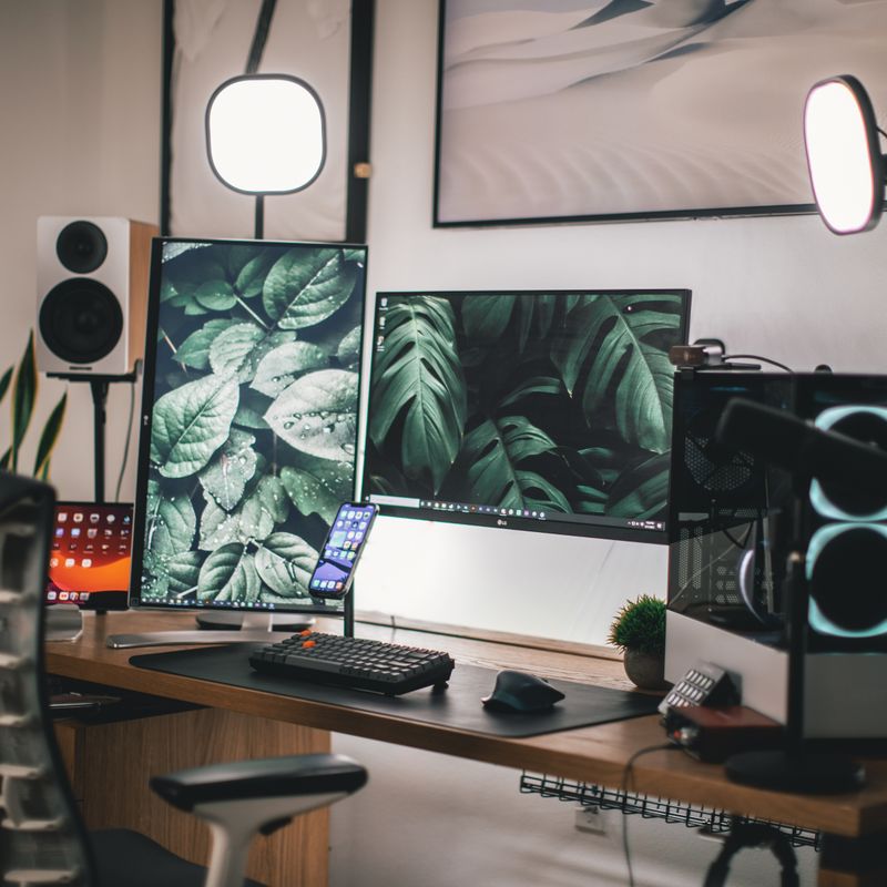 Streaming munkaállomás monitorokkal és mikrofonnal (illusztráció)