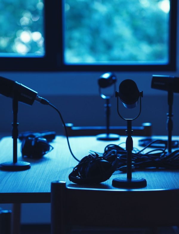 Hangulatvilágításos podcaststúdió mikrofonokkal (illusztráció)