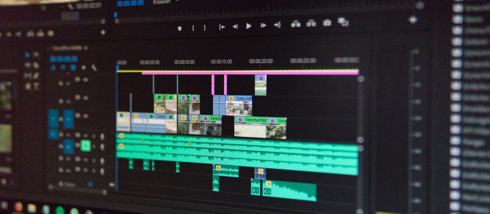 Videóvágó idővonal a képernyőn (illusztráció)